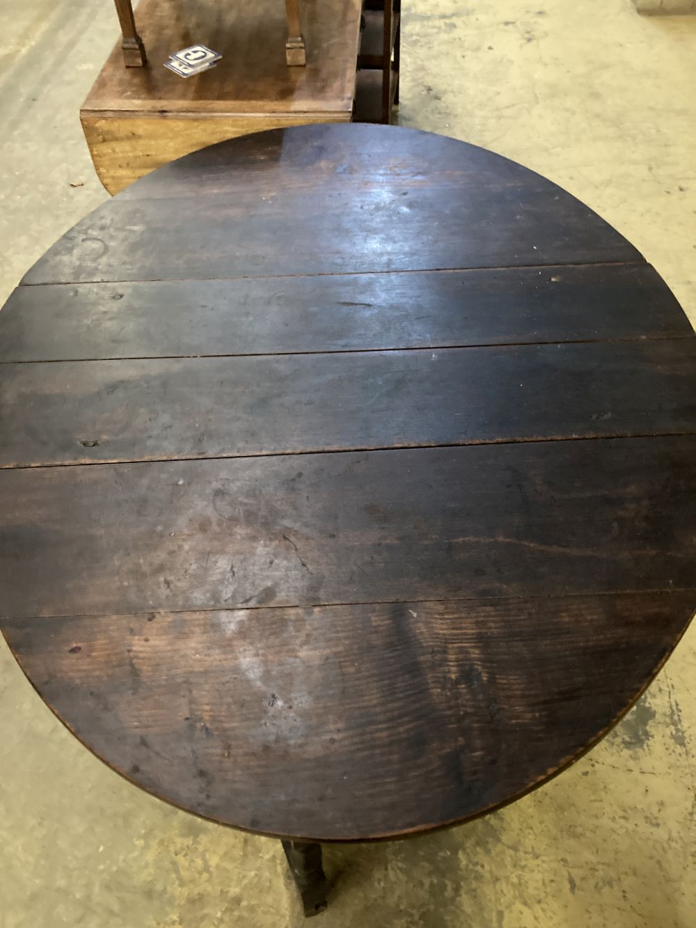 A late 17th century oak oval topped gateleg dining table, 140cm extended depth 114cm height 73cm